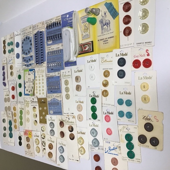 Vintage Buttons Card LOT Hook & Eye Snaps Sewing La Mode Costumakers Le Chic - Picture 1 of 5